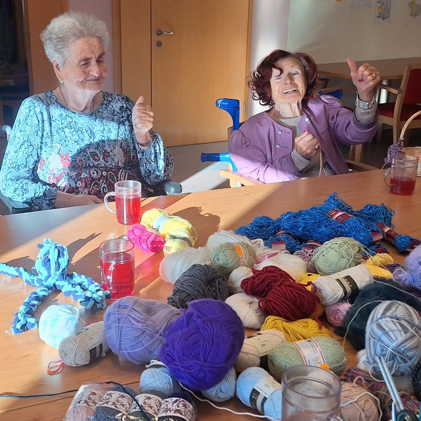 Bild enthält, Adult, Female, Person, Woman, Dining Table, Furniture, Table, Face, Head, Knitting