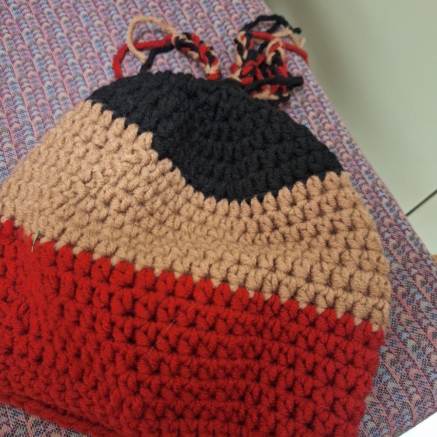 Bild enthält, Cap, Clothing, Hat, Accessories, Bag, Handbag, Purse, Beanie, Home Decor