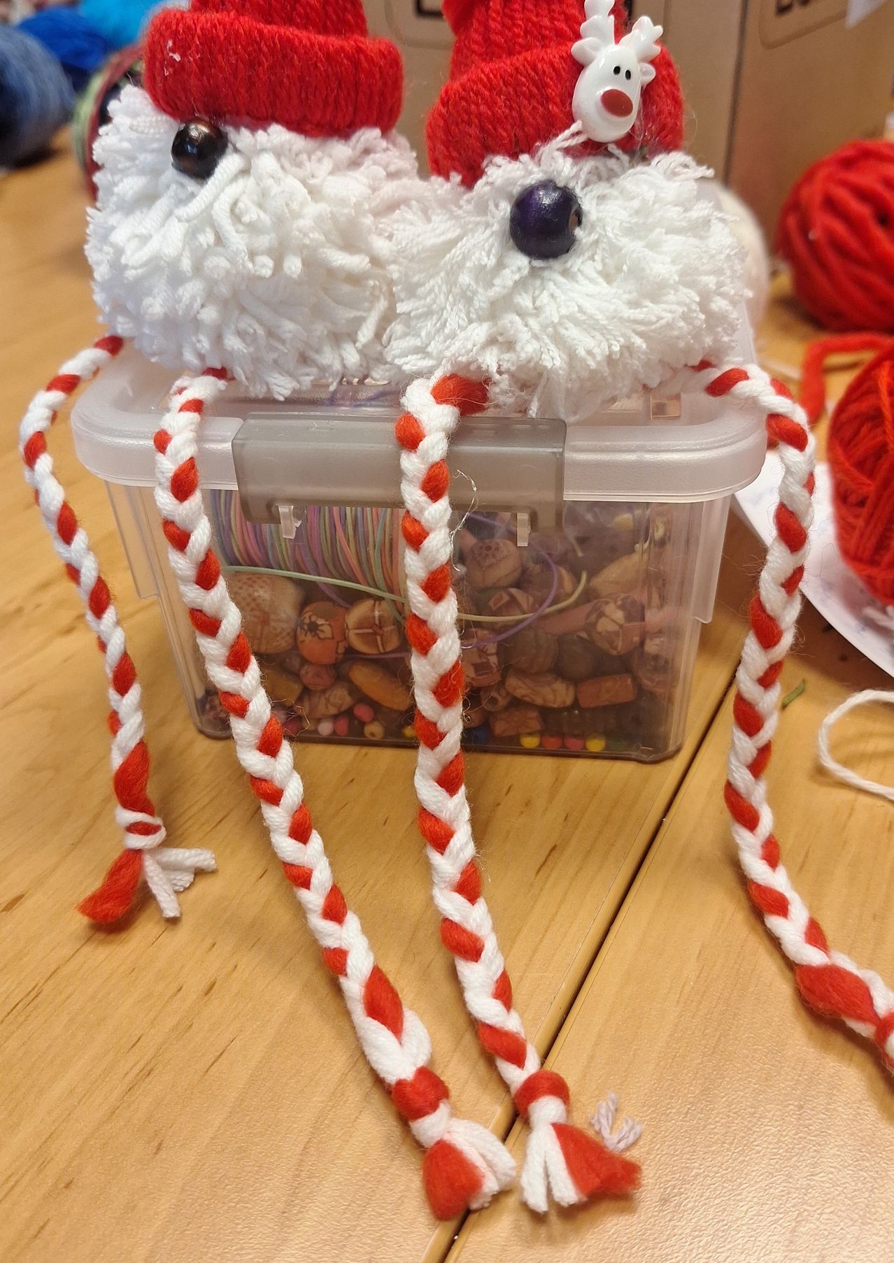 Bild enthält, Clothing, Hat, Food, Sweets