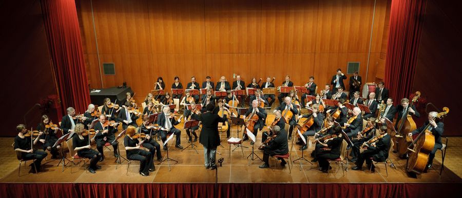 Bild enthält, Indoors, Music, Musical Instrument, Musician, Orchestra, Performer, Person, Group Performance, Music Band, Concert