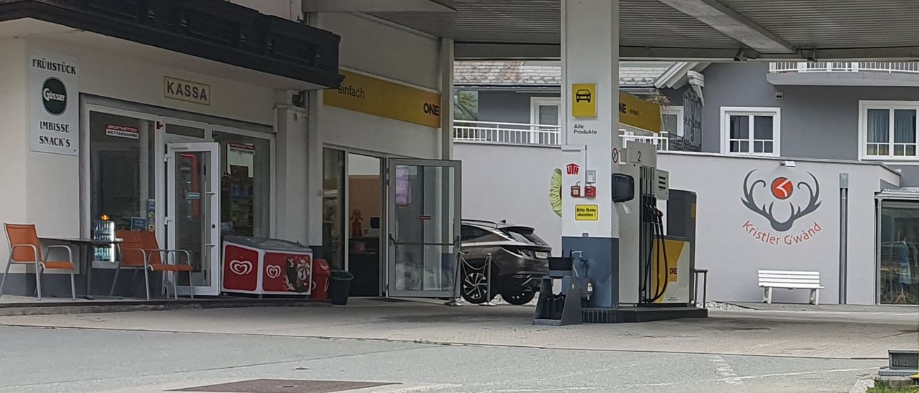 Bild enthält, Machine, Car, Transportation, Vehicle, Road, Pump, Wheel, Gas Station, Gas Pump