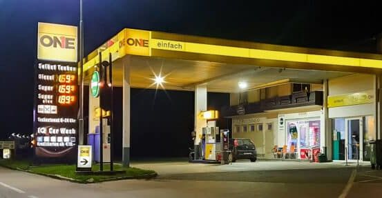 Bild enthält, Machine, Gas Station, Pump, Gas Pump, Car, Transportation, Vehicle