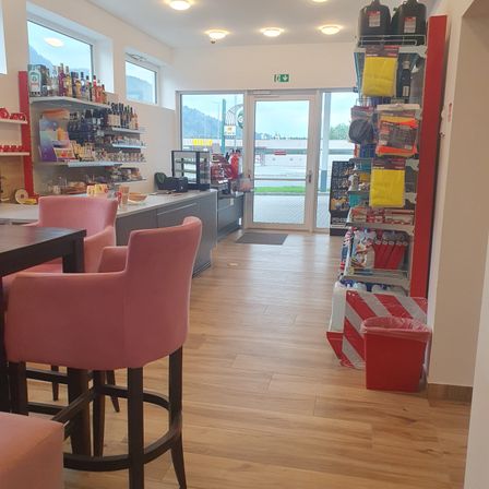 Bild enthält, Floor, Flooring, Wood, Indoors, Interior Design, Hardwood, Chair, Furniture, Building, Living Room