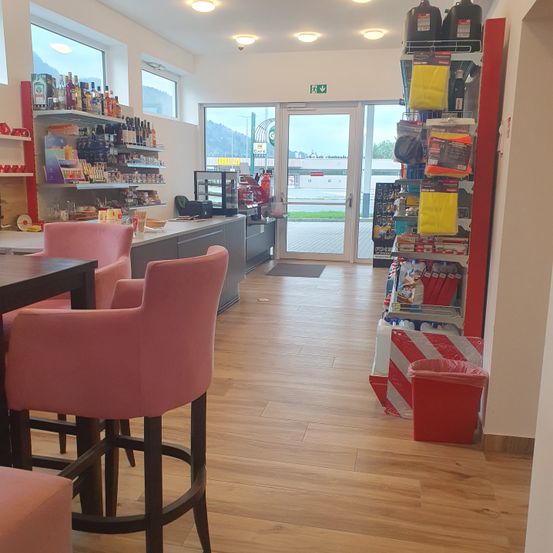 Bild enthält, Floor, Flooring, Wood, Indoors, Interior Design, Hardwood, Chair, Furniture, Building, Living Room