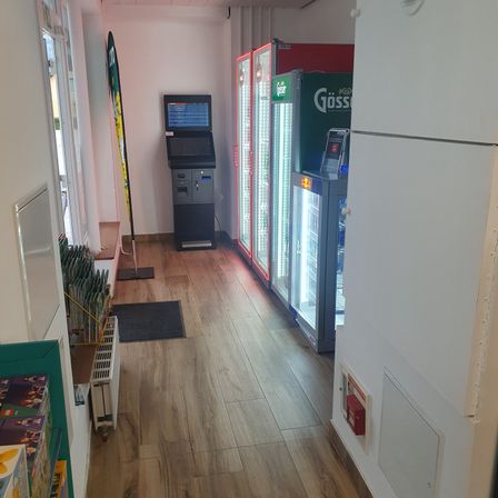 Bild enthält, Floor, Flooring, Wood, Hardwood, Indoors, Interior Design, Building, Monitor, Screen, Machine