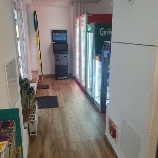 Bild enthält, Floor, Flooring, Wood, Hardwood, Indoors, Interior Design, Building, Monitor, Screen, Machine