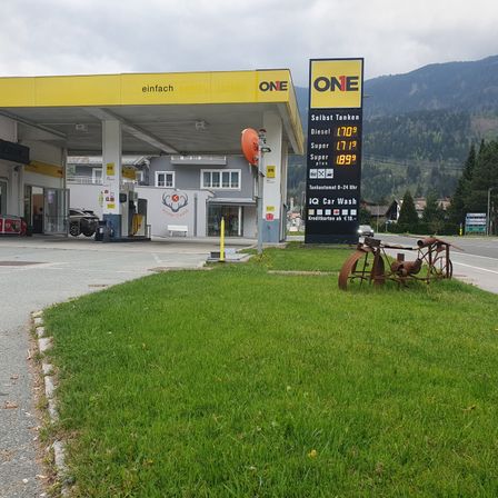 Bild enthält, Machine, Car, Transportation, Vehicle, Road, Pump, Wheel, Gas Station, Gas Pump