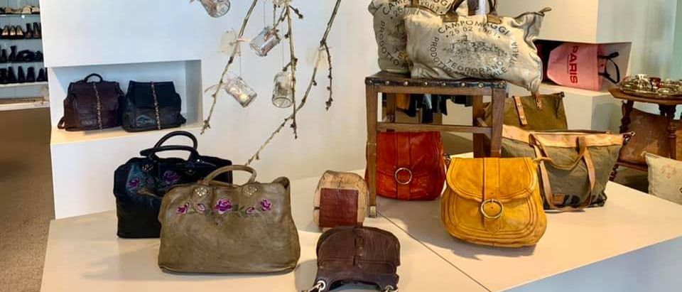 Bild enthält, Accessories, Bag, Handbag, Purse, Indoors, Cup, Shop