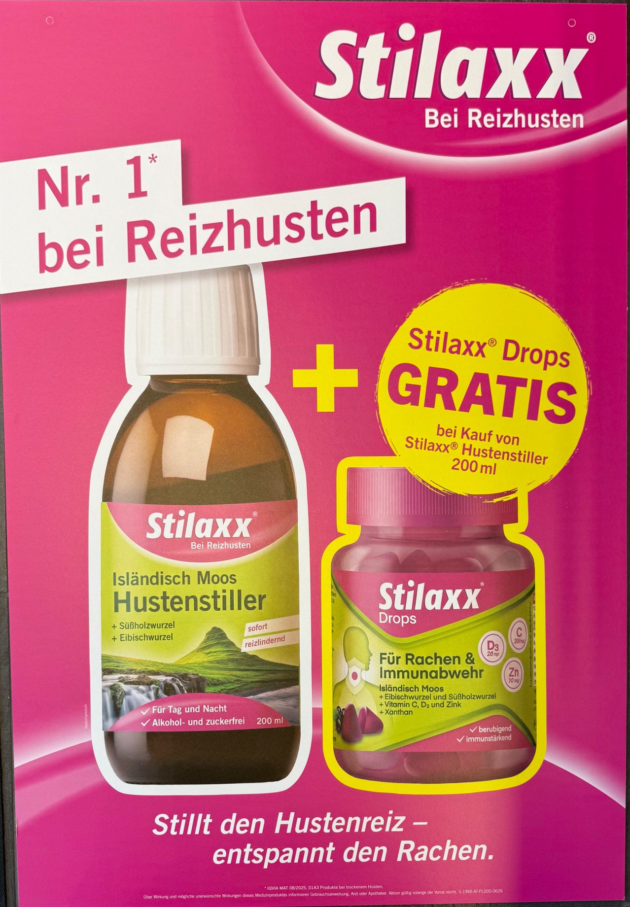 Ein Werbeplakat für Stilaxx Isländisches Moos Hustenstiller Hustensaft. Es zeigt eine Flasche des Sirups mit weißem Verschluss und eine kleinere Flasche Stilaxx Tropfen mit rosa Verschluss. Das Plakat hat einen rosa Hintergrund mit weißen und gelben Texten.