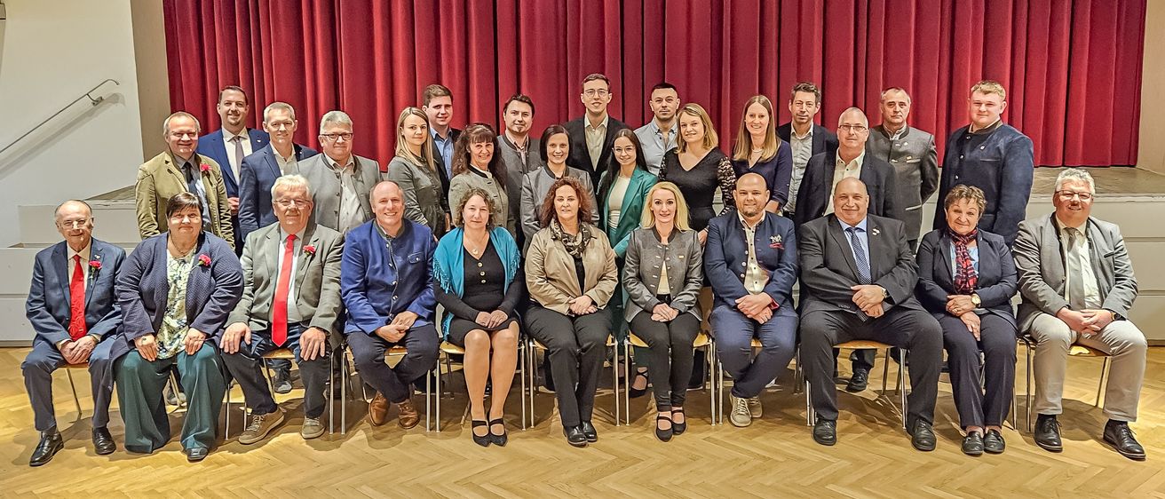Bild enthält, Groupshot, Person, People, Adult, Male, Man, Coat, Shoe, Suit, Crowd