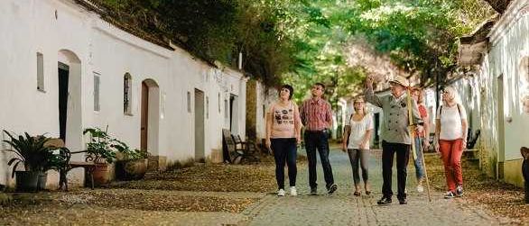 Bild enthält, Housing, Villa, Person, Walking, City, Street, Urban, Adult, Male, Man