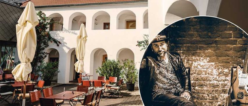 Bild enthält, House, Housing, Villa, Dining Table, Adult, Male, Man, Person, Chair, Dining Room