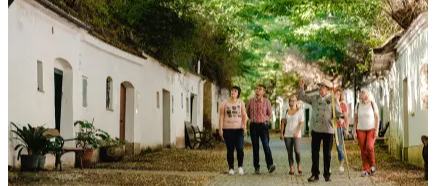 Bild enthält, Person, Walking, Hand, Housing, People, Holding Hands, House, Boy, Child, Male