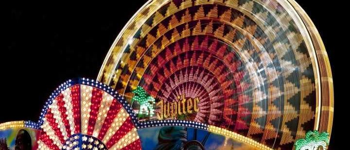 Bild enthält, Nature, Night, Outdoors, Lighting, Adult, Female, Person, Woman, Amusement Park, Ferris Wheel