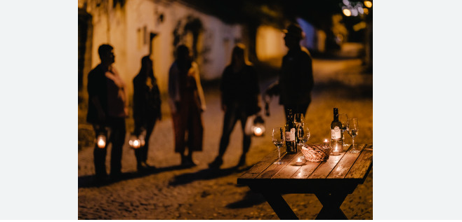 Bild enthält, Urban, Adult, Female, Person, Woman, Dining Table, Table, City, Street, Walking