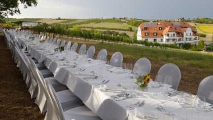Bild enthält, Linen, Building, Indoors, Furniture, Table, Chair, Tablecloth, Restaurant, Dining Table