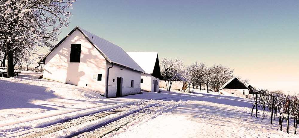 Bild enthält, Building, Nature, Outdoors, Scenery, Countryside, Housing, Suburb, Snow