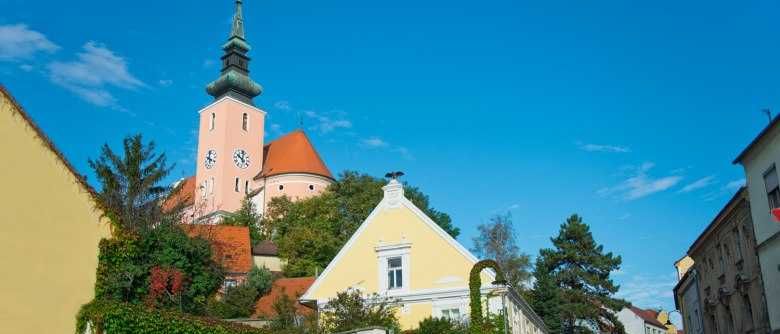 Bild enthält, City, Road, Street, Urban, Clock Tower, Neighborhood, Spire, Bell Tower, Villa, Gothic Arch