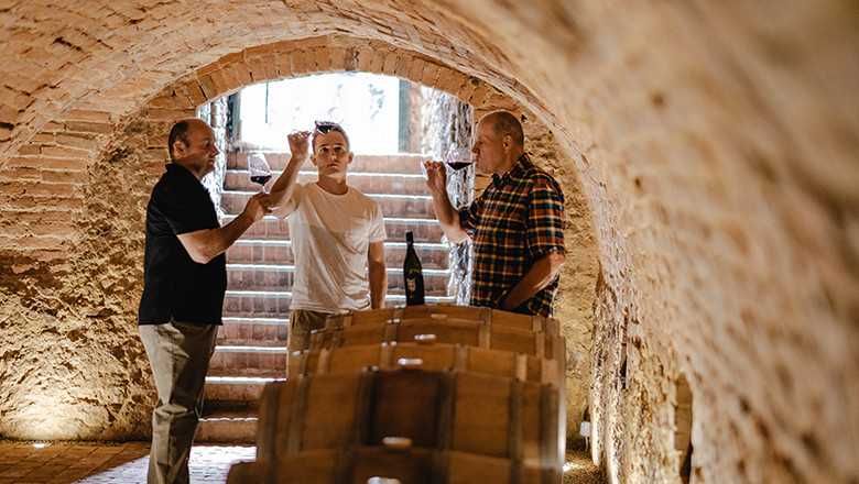 Bild enthält, Alcohol, Beverage, Liquor, Adult, Male, Man, Person, Wine, Nature, Outdoors