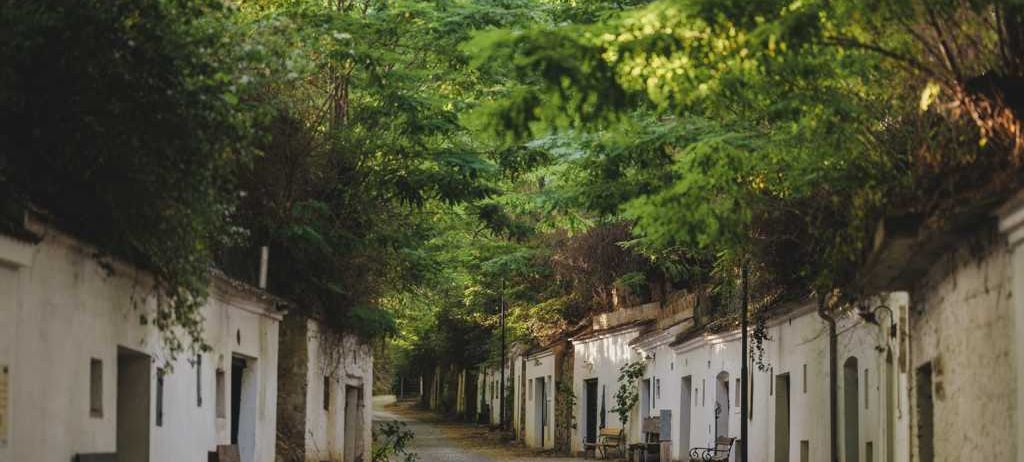Bild enthält, City, Road, Street, Urban, Alley, Chair, Housing, Outdoors, House, Bench