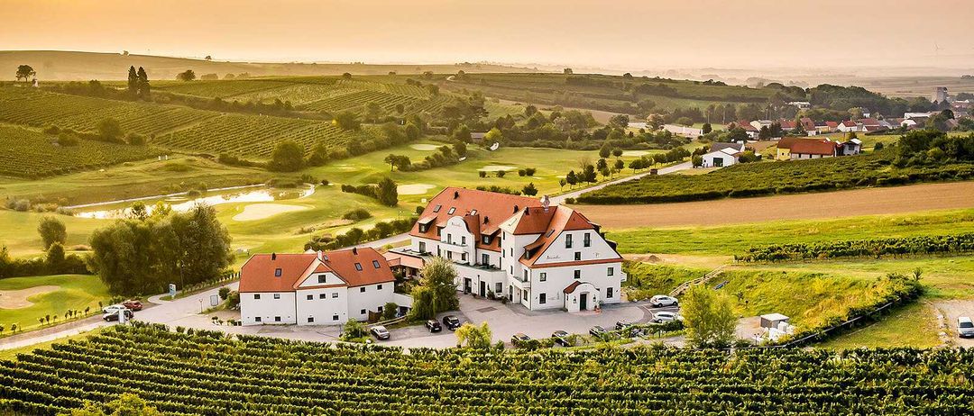 Bild enthält, Outdoors, Building, Nature, Countryside, Rural, Housing, Windmill, House, Village, Aerial View