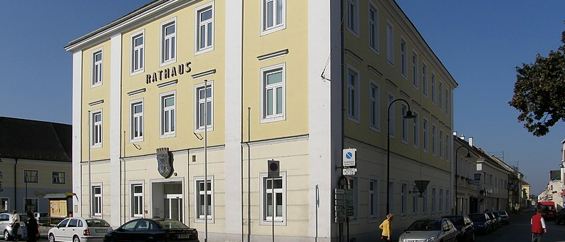 Bild enthält, Office Building, City, Road, Street, Urban, Corner, Car, Person, Hotel, Condo