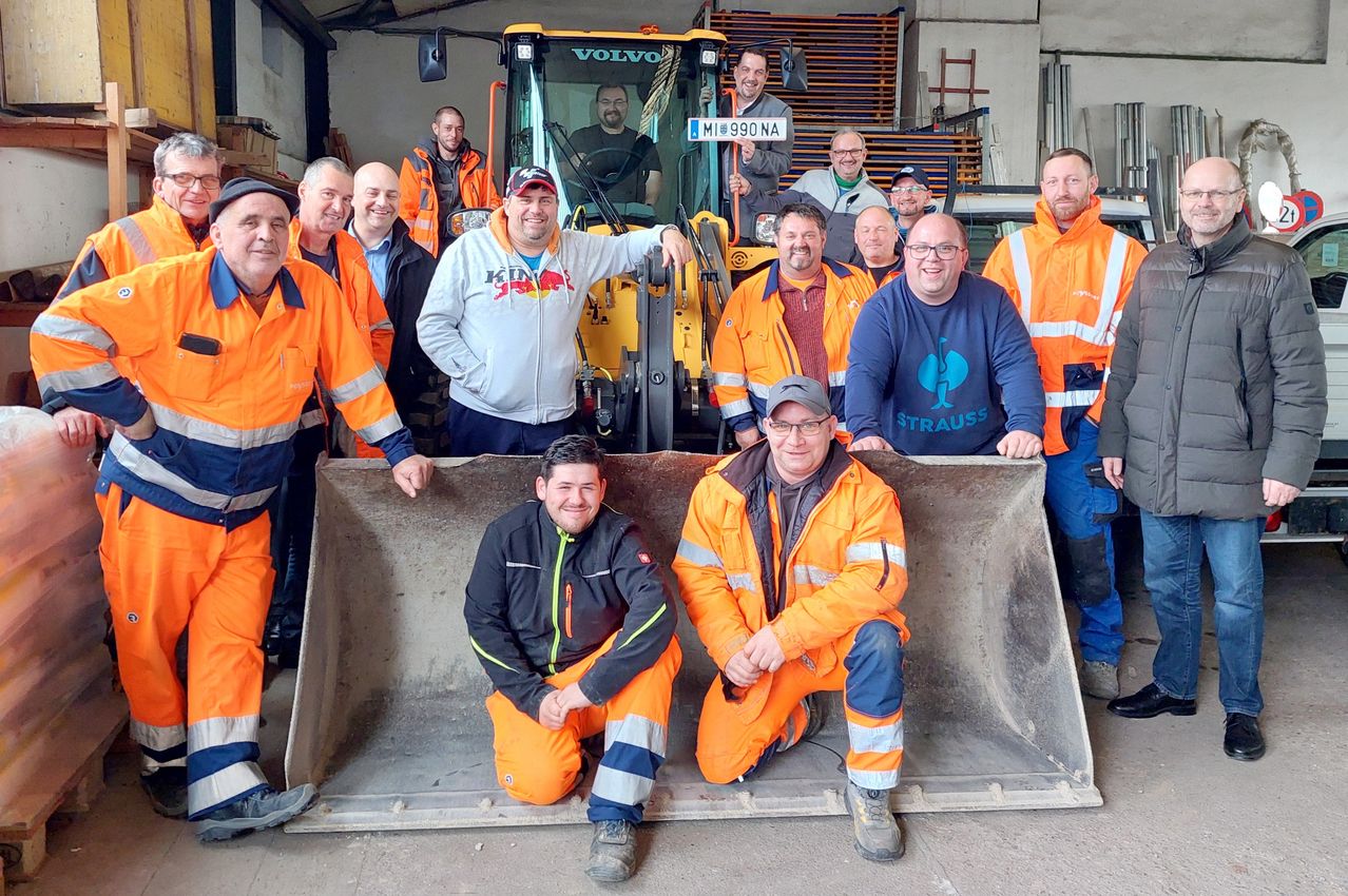 Bild enthält, Person, Worker, People, Jacket, Groupshot, Adult, Male, Man, Jeans, Shoe