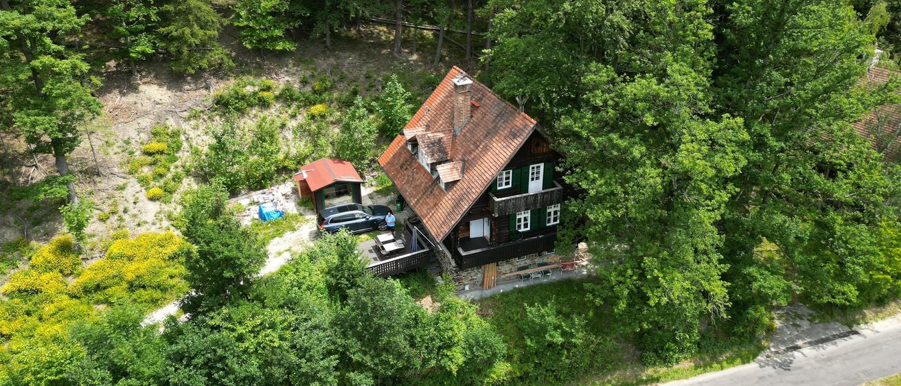 Bild enthält, Building, Cottage, Housing, Outdoors, Hut, Nature, Tree, Vegetation, Scenery, Woodland