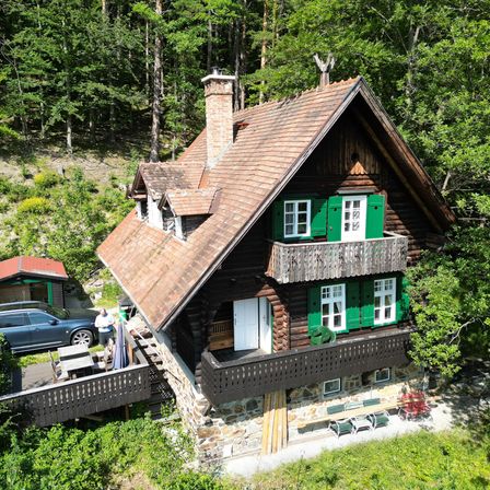 Bild enthält, Architecture, Building, Cottage, House, Housing, Car, Person, Cabin, Outdoors, Wheel