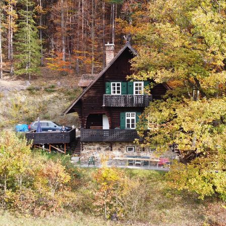 Bild enthält, Housing, Outdoors, Shelter, House, Cabin, Tree, Nature, Cabin In The Woods, Vegetation, Car