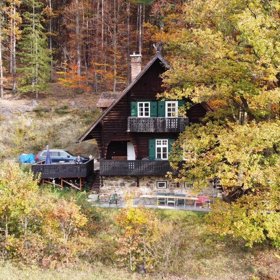 Bild enthält, Housing, Outdoors, Shelter, House, Cabin, Tree, Nature, Cabin In The Woods, Vegetation, Car