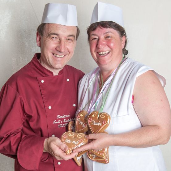 Bild enthält, Blouse, Clothing, Adult, Male, Man, Person, Face, Head, Chef, People