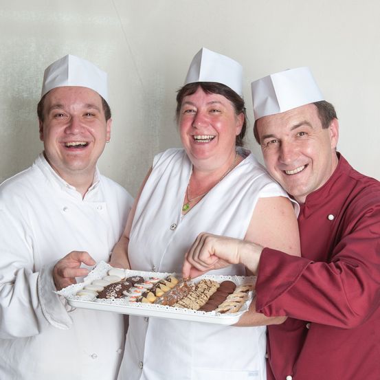 Bild enthält, People, Person, Adult, Male, Man, Jeans, Face, Head, Shirt, Chef