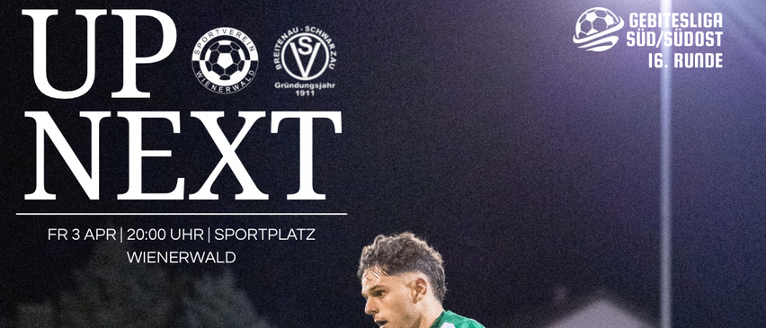 Fußballspieler in grüner Uniform läuft mit einem Fußball auf einem Feld bei Nacht.