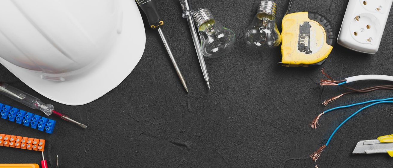 Bild enthält, Clothing, Hardhat, Helmet, Device, Screwdriver, Tool, Tape, Light