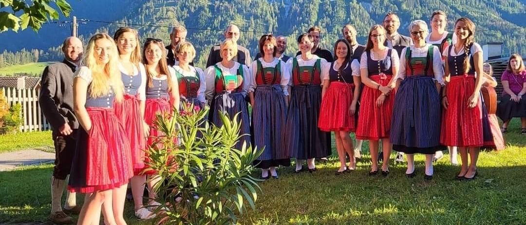 Bild enthält, Outdoors, Nature, Countryside, Skirt, Rural, Person, Alcohol, Beverage, Farm, Plant