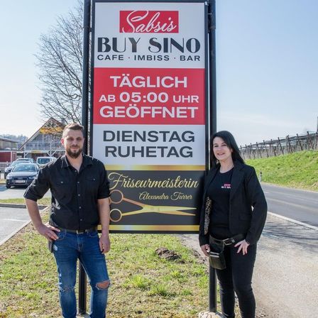 Bild enthält, Pants, Jeans, Adult, Male, Man, Person, Female, Woman, Coat, Advertisement