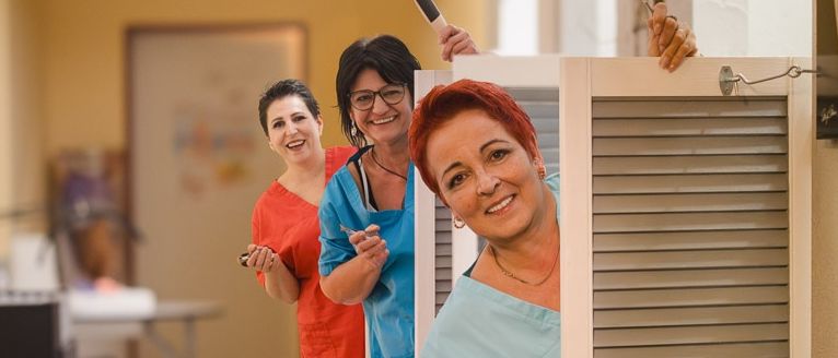 Bild enthält, Person, Photography, Portrait, Interior Design, Adult, Female, Woman, Lamp, Glasses, People