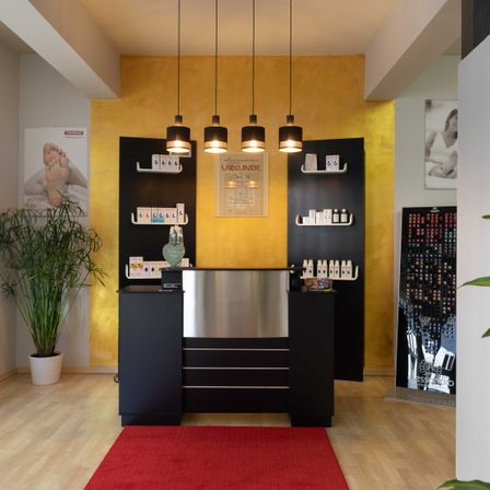 Bild enthält, Indoors, Interior Design, Furniture, Table, Floor, Flooring, Home Decor, Person, Reception, Rug