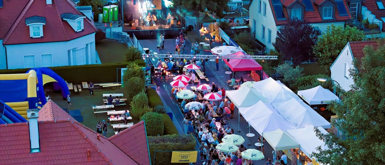 Bild enthält, Neighborhood, City, Building, House, Housing, Roof, Urban, Person, Car, Outdoors