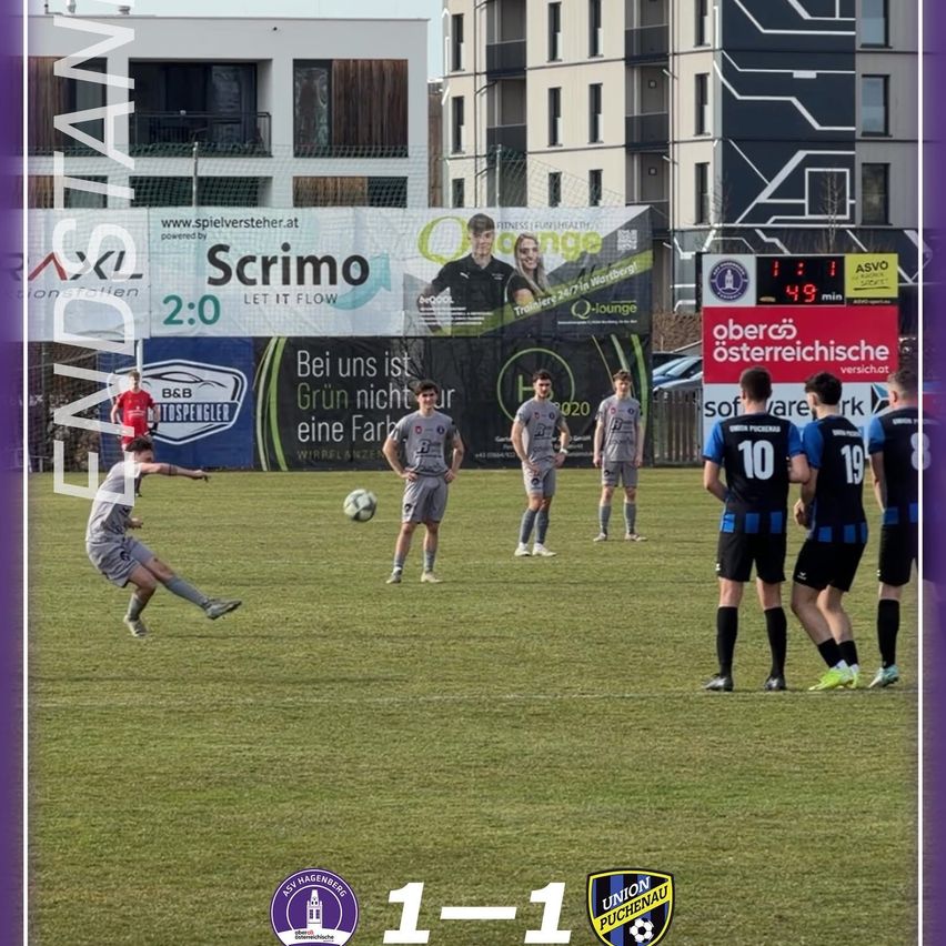 Ein Fußballspiel zwischen zwei Teams, eines in grauen und das andere in schwarzen Uniformen, endet unentschieden mit einem Ergebnis von 1-1. Die Spieler befinden sich auf einem Feld mit einem Werbebanner und einer Anzeigetafel.