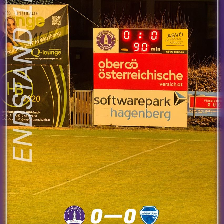 Ein Fußballfeld mit einem Anzeigebrett, das 0-0 anzeigt, gesponsert von 'oberösterreichische versicherung.at' und 'softwarepark hagenberg.' Werbung für 'stand 2020' und 'ASVö rauchen' ist sichtbar.