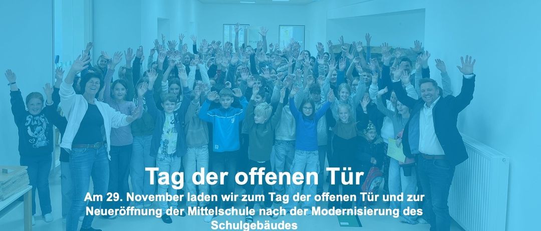 Eine Gruppe von Kindern und Erwachsenen in einer Halle, die ihre Hände heben. Die Bildunterschrift lautet 'Tag der offenen Tür'.