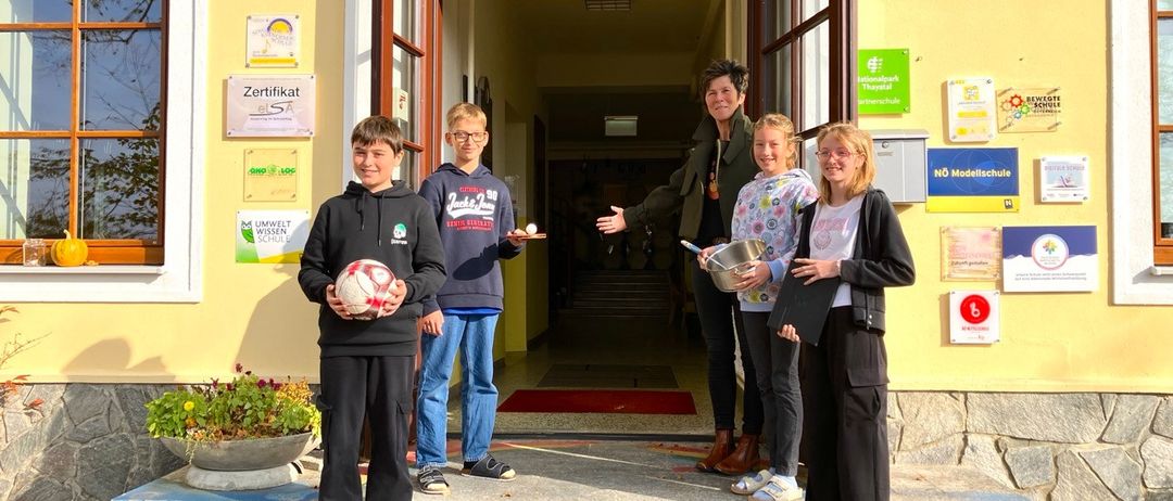 Bild enthält, Soccer Ball, Person, Boy, Male, Teen, Pants, Adult, Man, Shoe, Glasses