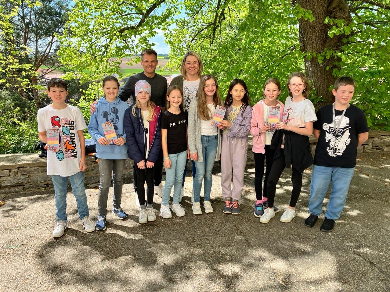 Bild enthält, Pants, Park, Photography, Portrait, Tree, Vegetation, Jeans, Blouse, People, Grove