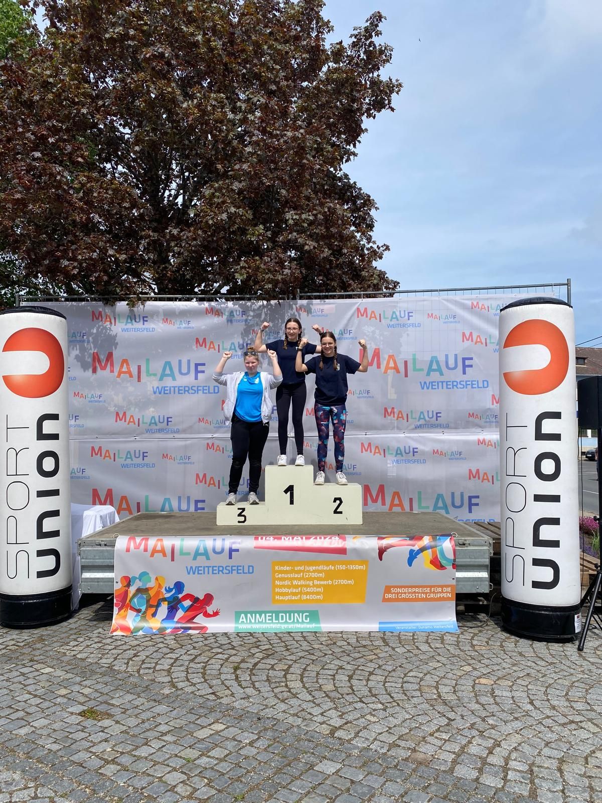 Bild enthält, Advertisement, Banner, Text, Adult, Female, Person, Woman, Shoe, Can