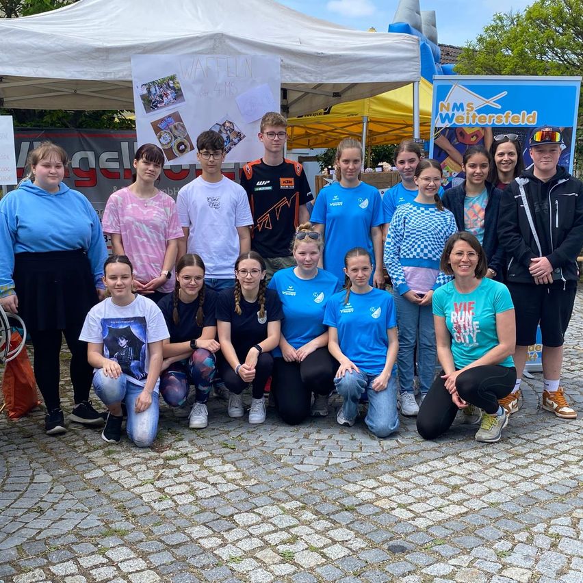 Bild enthält, Groupshot, Person, People, Adult, Female, Woman, Boy, Male, Teen, Pants