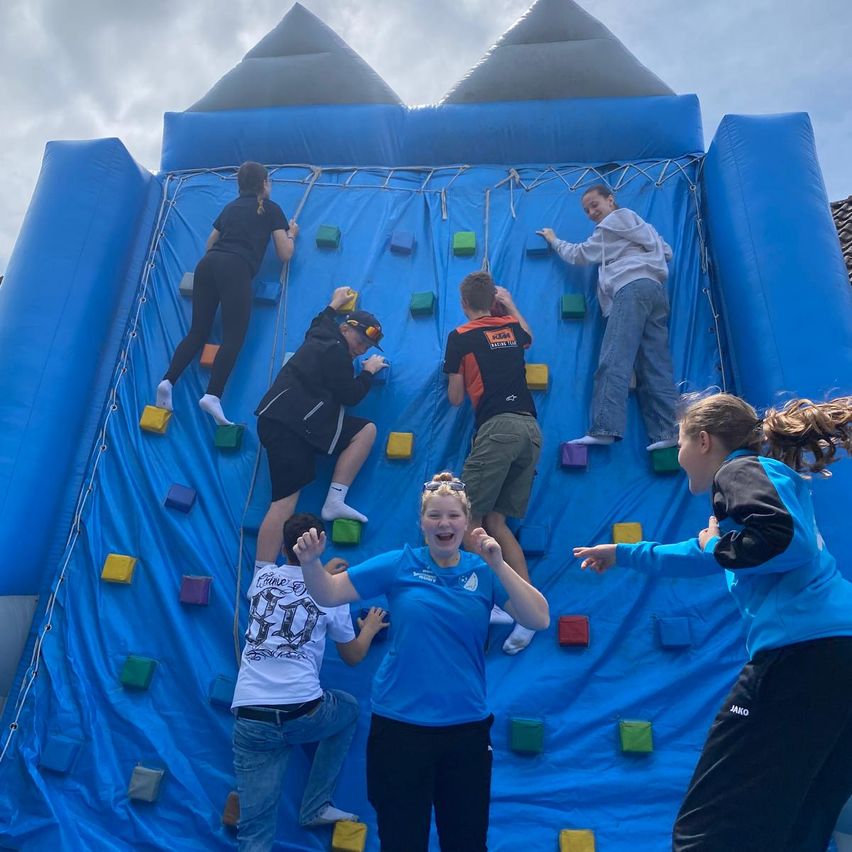 Bild enthält, Adult, Female, Person, Woman, Pants, Outdoors, Boy, Child, Male, Man