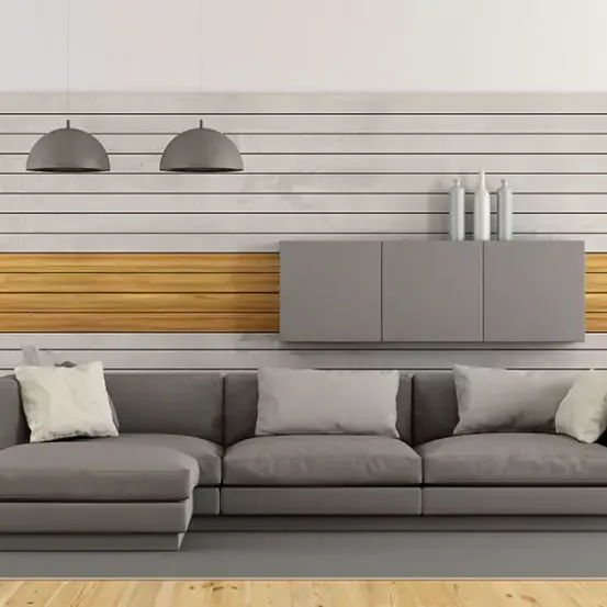 Ein modernes Wohnzimmer mit einem grauen Sofa, weißen Kissen und einer hölzernen Akzentwand. Zwei graue Lampen hängen von der Decke.