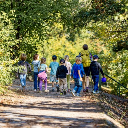 Bild enthält, Person, Walking, Path, People, Bicycle, Cycling, Shoe, Vegetation, Outdoors, Jeans